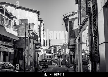 NICOSIA, Zypern - Dezember 3: Schmale Straße im alten Teil von Nikosia am 3. Dezember 2015 Stockfoto