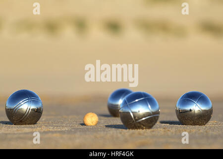 Boccia-Kugeln am Sandstrand Stockfoto