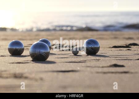 Boccia-Kugeln am Sandstrand Stockfoto