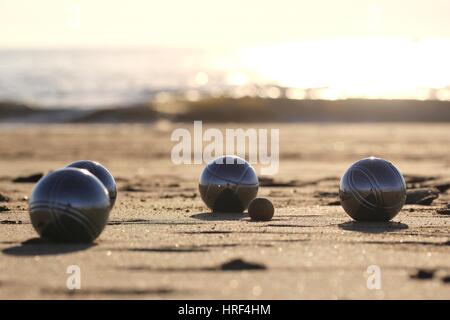 Boccia-Kugeln am Sandstrand Stockfoto