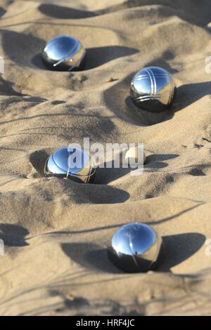 Boccia-Kugeln am Sandstrand Stockfoto