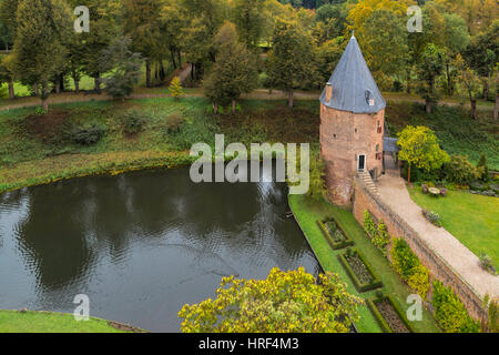 Graben und ein Wehrturm am Huis Bergh, ein Schloss in's-Heerenberg aus dem 13. Jahrhundert und eine der größten Burgen in Gelderland, Niederlande. Stockfoto