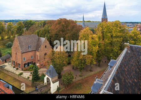 Erhöhte Ansicht von Huis Bergh, ein 13. Jahrhundert Schloss in's-Heerenberg im Herbst einstellen, Montferland, Achterhoek, Gelderland, Niederlande. Stockfoto