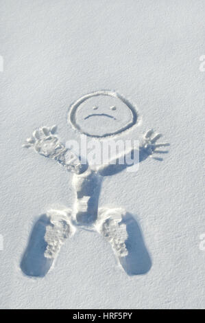 Fußabdrücke bilden den Körper eines unglücklichen Mannes im eisigen Schnee.  Körper, Arme und Beine bilden sich aus Fußspuren und unglückliche Gesicht gezeichnet. Stockfoto