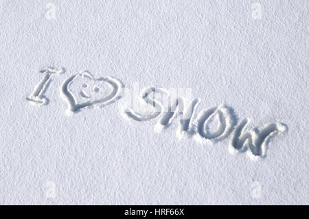 Hintergrundbild hat handschriftliche Nachricht sagen "Ich liebe Schnee."  Botschaft steht auf einer frischen Schneeschicht in Colorado. Stockfoto