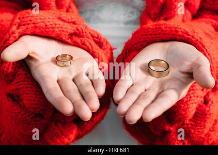 Zwei Trauringe in der Hand der Braut Stockfoto