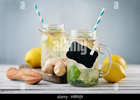 Limonade mit Zitrusfrüchten und Ingwer in Gläsern mit Griffe closeup Stockfoto