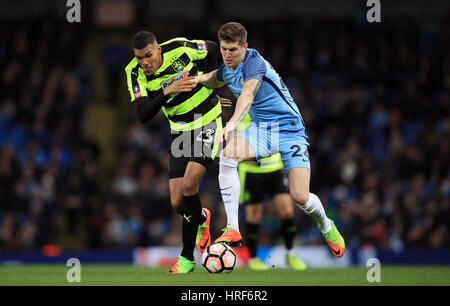 Huddersfield Town Collin Quaner (links) und Manchester City John Steinen kämpfen um den Ball während des Emirates FA Cup, Quartal letzten Wiederholung Match bei Etihad Stadium, Manchester. Stockfoto