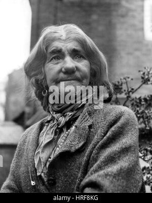 Die alte Roma-Zigeunerin Sarah Locke im Jahr 1964 starb sie im Jahr 1984 im Alter von 104 Jahren. 1960s Elderly romany Traveller Britain UK England Englisch Stockfoto