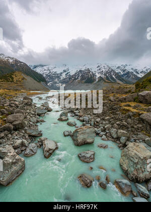 Hooker Fluss fließt vom See Müller, Gletschersee, Hooker Valley, Mount Cook Nationalpark, Canterbury Region, Neuseeland Stockfoto