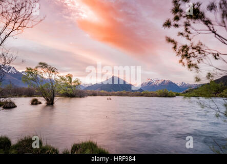 Sonnenuntergang, Glenorchy Lagune, am hinteren Berge, Glenorchy, in Queenstown, Southland, Neuseeland Stockfoto