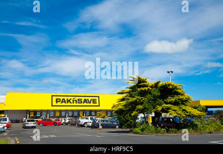 Thames, Neuseeland - 3. Februar 2010: Autos auf Supermarkt-Parkplatz Pak'n zu speichern. Unserer Save ist eine Neuseeland-Rabatt-Supermarkt-Kette Stockfoto