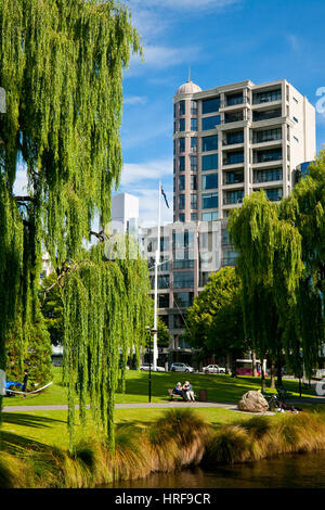 Christchurch, New Zealand - 20. Januar 2010: paar auf Bank in Christchurch Central City 2011 Canterbury Erdbeben verwüstet Stockfoto