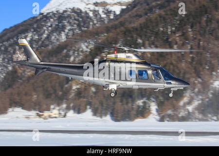 Samedan/Switzerlad: Heli Bernina AG AS-350B-3 Ecureuil am Engadin Airport in Samedan/Schweiz 18.02.2017 Stockfoto