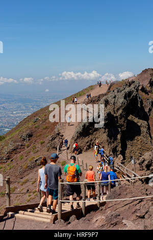 Touristen auf einem Pfad entlang den Kraterrand, Vesuv, in der Nähe von Neapel, Parco Nazionale del Vesuvio, Kampanien, Italien Stockfoto