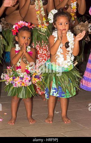 Kleine Mädchen geschmückt mit Blumen, polynesische Tänzer, Raiatea, Französisch-Polynesien, Südsee, Ozeanien Stockfoto