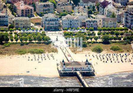 Ahlbeck Seebrücke mit Strand, Seebad Ahlbeck, Heringsdorf, Insel Usedom, Ostsee, Mecklenburg-Vorpommern Stockfoto