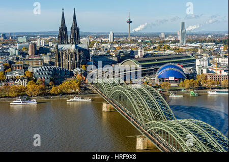 Blick über den Rhein, Kölner Altstadt, Kölner Dom, Hohenzollernbrücke, Hauptbahnhof, Museum Ludwig, Stockfoto