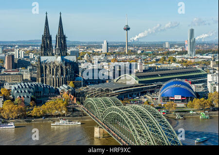 Blick über den Rhein, Kölner Altstadt, Kölner Dom, Hohenzollernbrücke, Hauptbahnhof, Museum Ludwig, Stockfoto