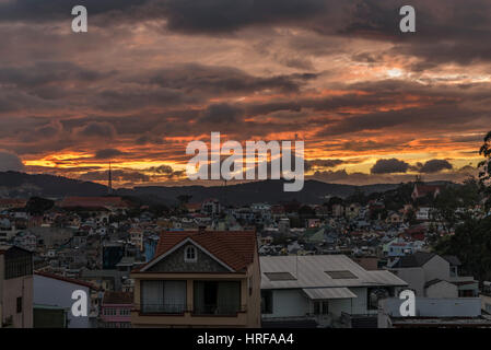 Sonnenuntergang am Abend Da Lat-Stadt in Vietnam Stockfoto