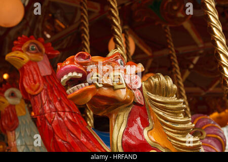 Bunt bemalte Anitique hölzerne Kirmes Karussell oder merry Go Runde Pferdekopf in Nahaufnahme Stockfoto