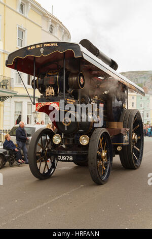 Die Fowler Showmans Straße Lokomotive 15653, 'Ruf' dampfbetriebene Zugmaschinen bei der jährlichen Viktorianischen Extravaganza Street Parade in Llandudno Stockfoto