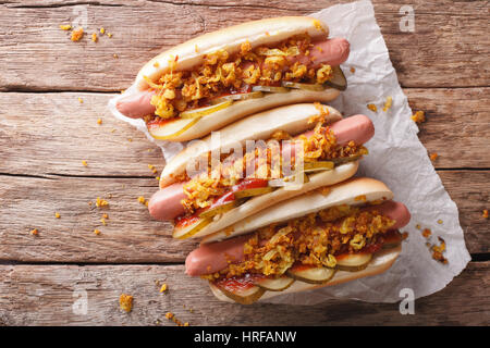 Dänische Speisen: Hot Dogs mit knusprigen Zwiebeln und sauren Gurken Nahaufnahme auf dem Tisch. Horizontale Ansicht von oben Stockfoto