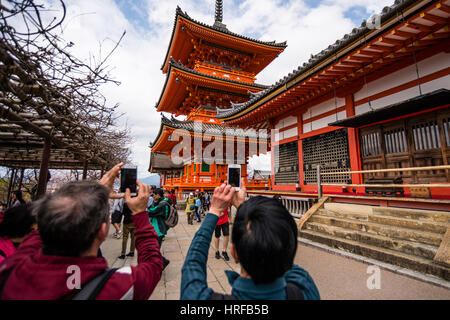 Touristen fotografieren mit Handys im Kiyomizu-Dera, buddhistische Tempel in Kyoto, Janan Stockfoto