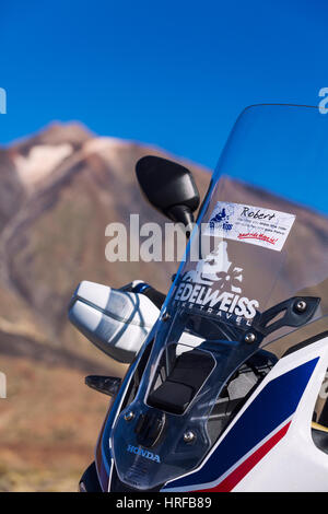 Motorrad geparkt vor Teide auf Teneriffa, Kanarische Inseln, Spanien Stockfoto