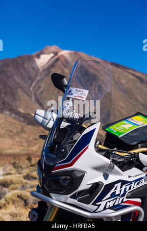 Motorrad geparkt vor Teide auf Teneriffa, Kanarische Inseln, Spanien Stockfoto