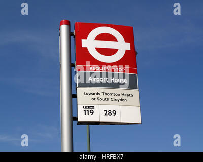 London Transport Anfrage Bus Stop-Schild außerhalb Flughafen Haus, Croydon, Surrey, England, UK Stockfoto