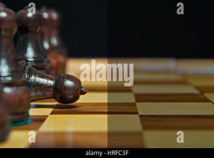 Schachfiguren mit motivierenden Botschaft Stockfoto