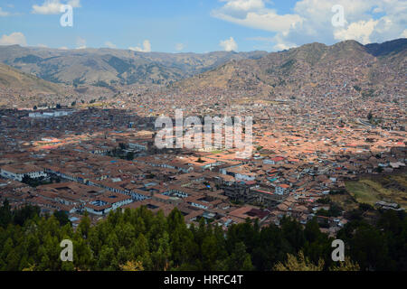 Die Stadt Cusco breitet sich über das Tal und die historische Hauptstadt des Inka-Reiches war und ist der Ausgangspunkt in Machu Picchu zu besuchen. Stockfoto