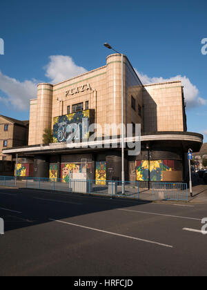 Port Talbot Plaza Kino Gebäude verfallen seit 1999.  Hat ein großes "coming Soon" Schild West Glamorgan, Wales UK. Stockfoto