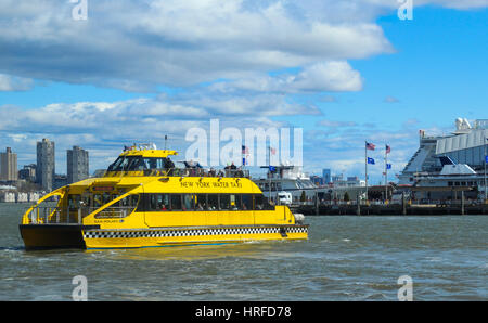 NEW YORK, USA – 25. April 2014: Die New York Water Taxi auf dem Hudson River. Stockfoto