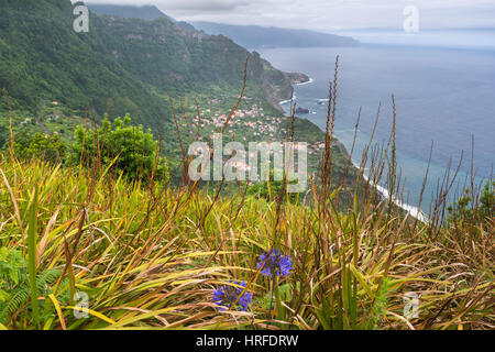 Herrliche Aussicht auf die Nordküste von Atlantik, Boaventura, Ponta Delgada, die Insel Madeira, Portugal, Europa Stockfoto