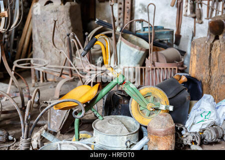 Altes Dreirad für Kinder in einem Metal Scrap heap Stockfoto