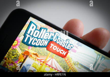 Das beliebte RollerCoaster Tycoon-Spiel wird im iTunes App Store auf 1. März 2017 gesehen. Neben der neueren Version, die Touch-Version ging auf Verkauf in Stockfoto