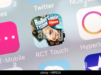 Das beliebte RollerCoaster Tycoon-Spiel wird im iTunes App Store auf 1. März 2017 gesehen. Neben der neueren Version, die Touch-Version ging auf Verkauf in Stockfoto