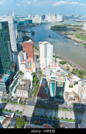 Eine der Ansichten anzeigen aus Saigon Skydeck in der Bitexco Financial Tower Blick über Ho-Chi-Minh-Stadt an einem sonnigen Tag mit blauem Himmel. Stockfoto