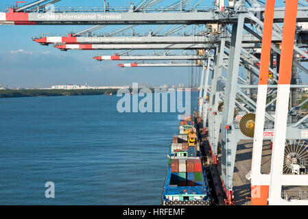 Luftaufnahme des Cai Mep internationalen Terminals in Vietnam mit Behältern, die durch ein (sts)-Ship-to-Shore-Kran entladen wird oder Container-Umschlag-gant Stockfoto