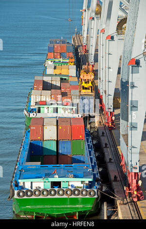 Luftaufnahme des Cai Mep internationalen Terminals in Vietnam mit Behältern, die durch ein (sts)-Ship-to-Shore-Kran entladen wird oder Container-Umschlag-gant Stockfoto