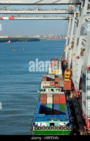 Luftaufnahme des Cai Mep internationalen Terminals in Vietnam mit Behältern, die durch ein (sts)-Ship-to-Shore-Kran entladen wird oder Container-Umschlag-gant Stockfoto