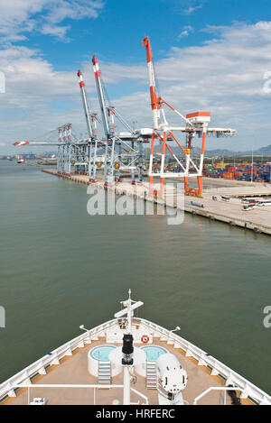 Luftaufnahme des Cai Mep internationalen Terminals in Vietnam (sts)-Ship-to-Shore-Kran oder Container-Umschlag-Portalkrane an einem sonnigen Tag. Stockfoto