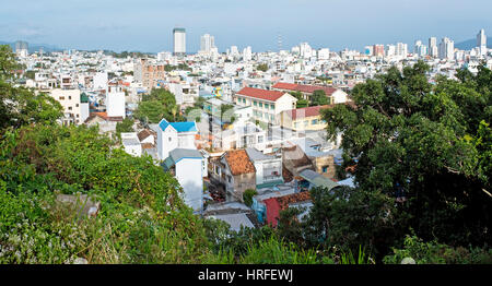 Einen 2 Bild Stich Panorama Blick über die Stadt Nha Trang - die Küstenstadt und Hauptstadt der Provinz Khánh Hòa, Vienam an einem sonnigen Tag. Stockfoto