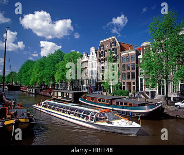 Touristen auf einem Ausflugsschiff Segeln auf Brouwersgracht, Amsterdam Holland, Niederlande. Stockfoto