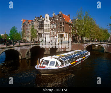 Touristenboot am Prinsengracht Kanal, Amsterdam, Holland, Niederlande. Stockfoto
