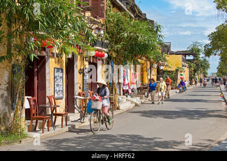 Eine typische Straßenszene in Hoi an eine alte Stadt mit Touristen und einheimischen spazieren, Reiten, Fahrräder und viele Restaurants, Cafés und Geschäfte. Stockfoto