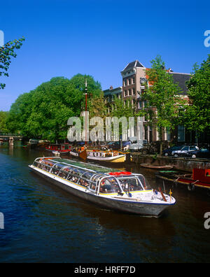 Touristen auf einem Ausflugsschiff Segeln auf Brouwersgracht, Amsterdam, Holland, Niederlande. Stockfoto