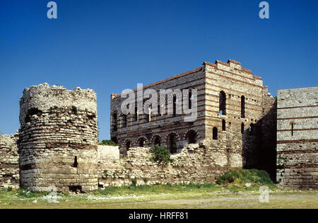 Byzantinische Land Wände von Konstantinopolise oder byzantinischen Mauern (c5th), Defensive Steinmauern und byzantinischen Palast des Porphyrogenitus Tekfur Sarayi Istanbul Türkei Stockfoto